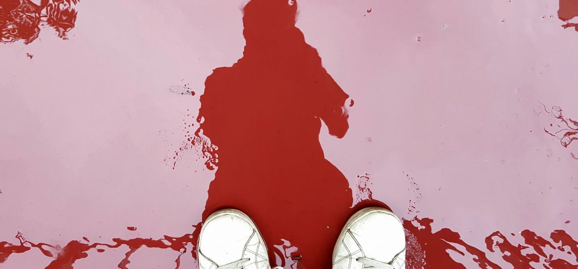 Reflet rouge aux chaussures blanches