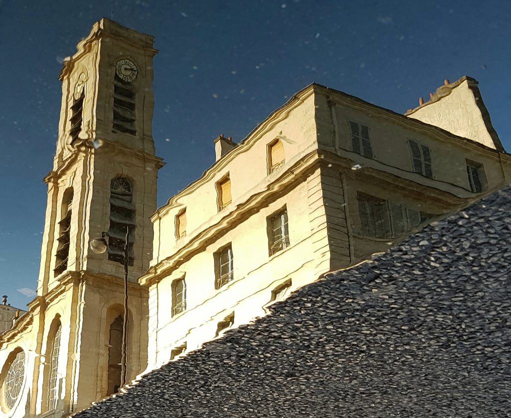 SaintJacques du Haut pas se mirant dans le caniveau Images