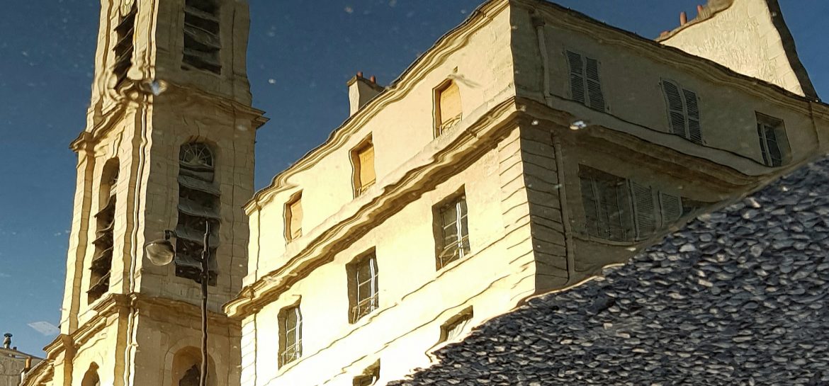 Saint-Jacques du Haut pas se mirant dans le caniveau