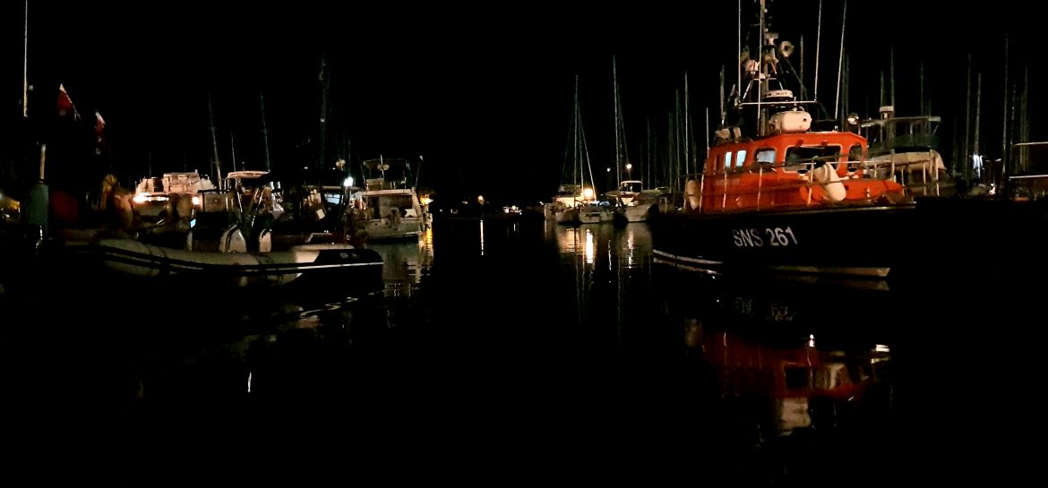 Dans la nuit porquerollaise, veille le bateau de la SNSM