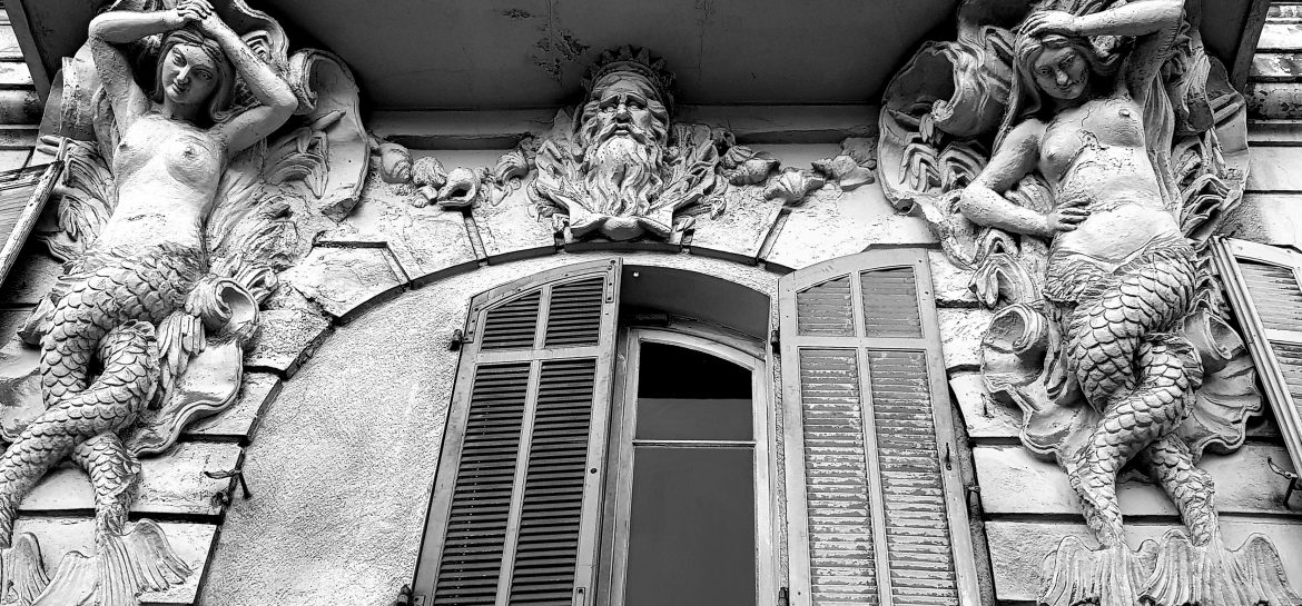 Poseidon et sirènes à deux queues