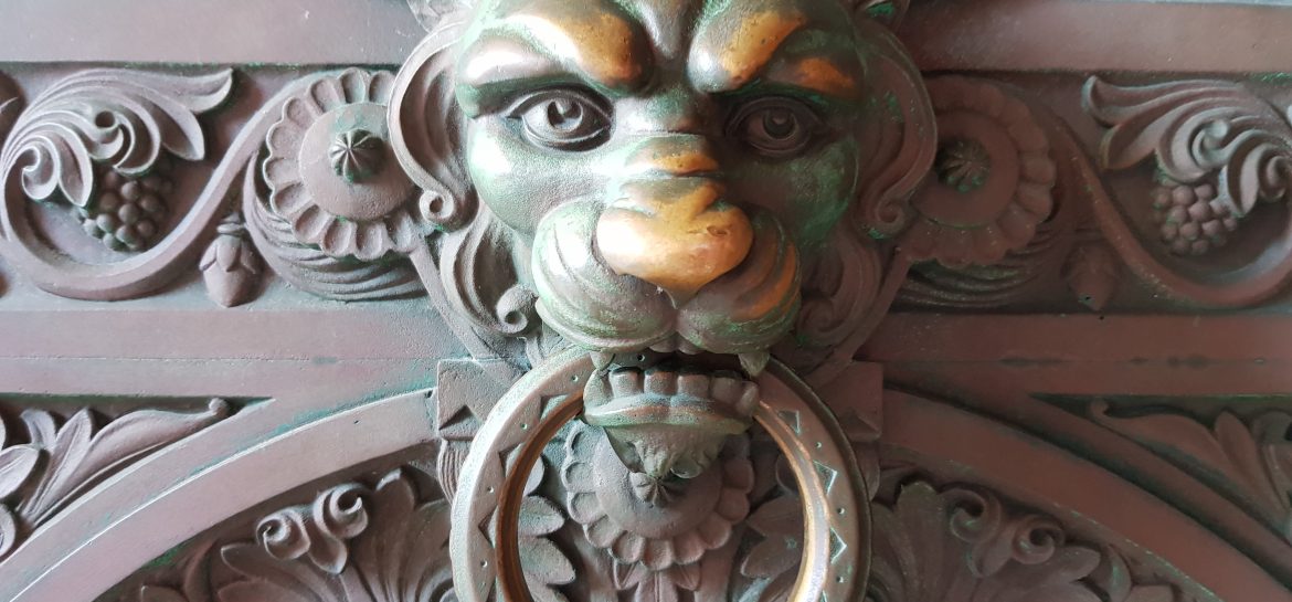 Notre-Dame de la Garde : lion gardant les portes de Bronze