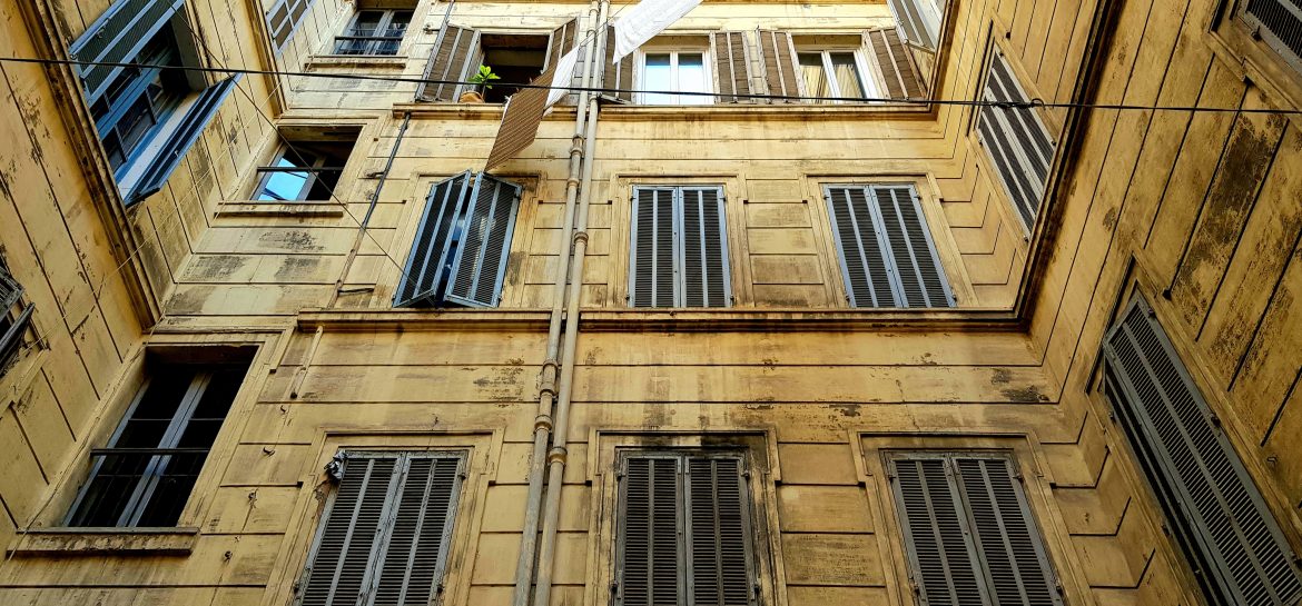 Cour d&rsquo;immeuble avec linge