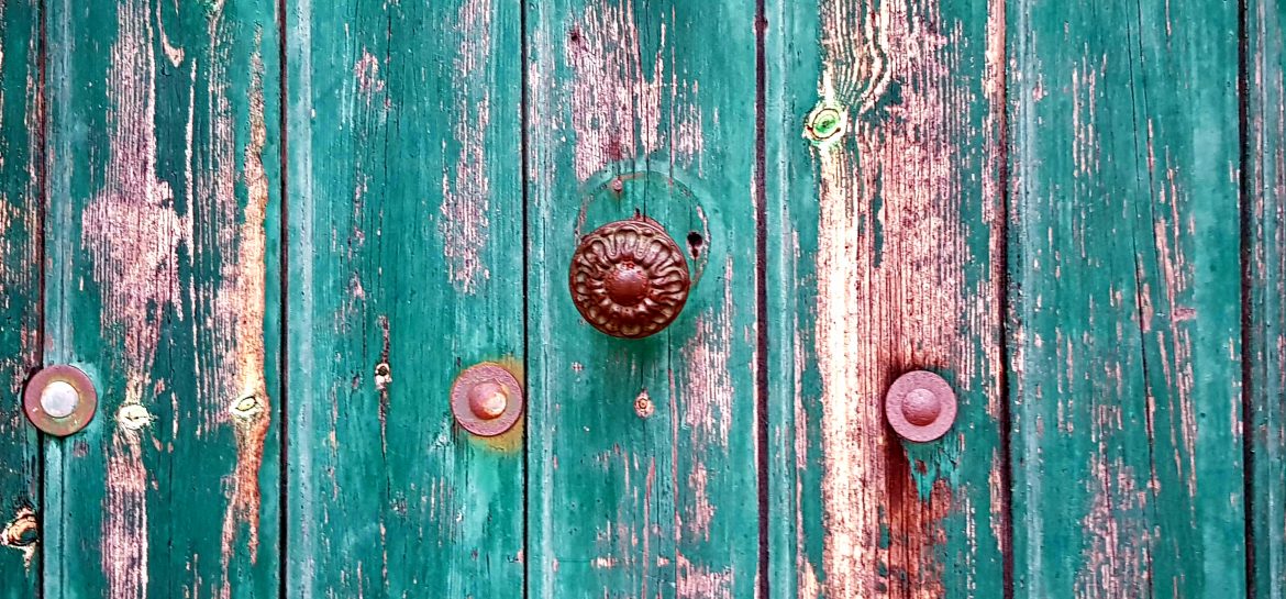 Porte verte dans la Montée Montplaisir (au Roucas blanc)