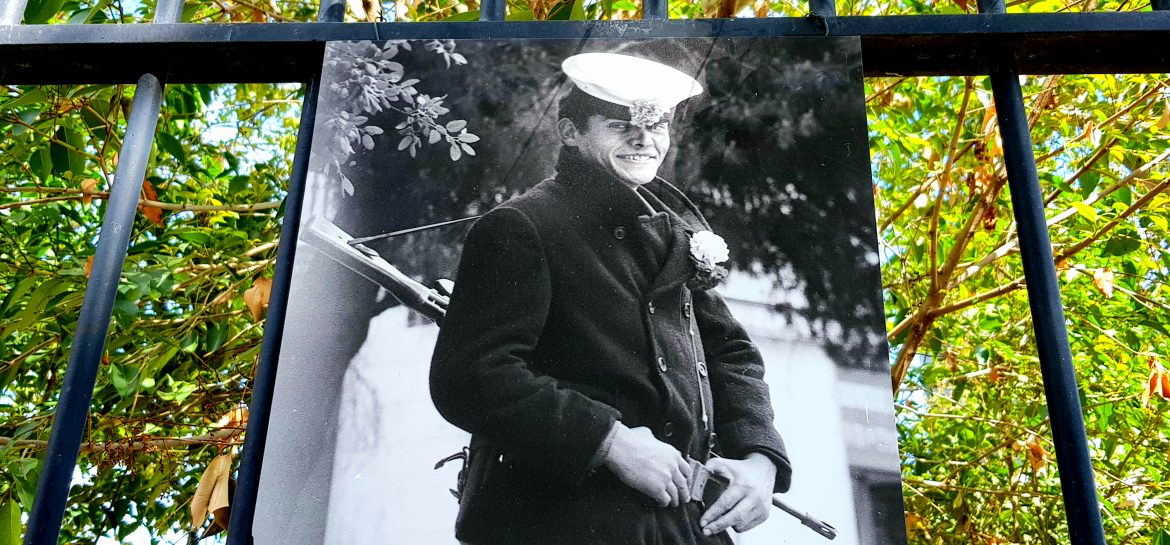 Décrochage des photos de Gérald Bloncourt au square Majorelle