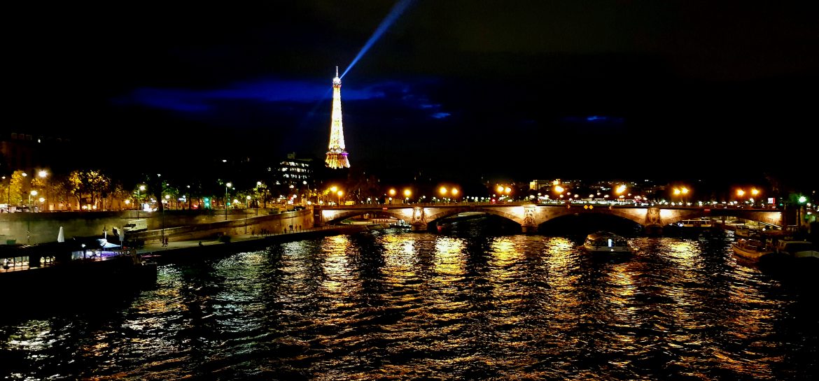 Le phare bleu de la Tour Eiffel
