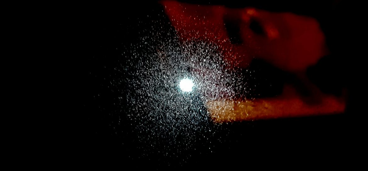 La lune derrière la vitre comme un amas galactique