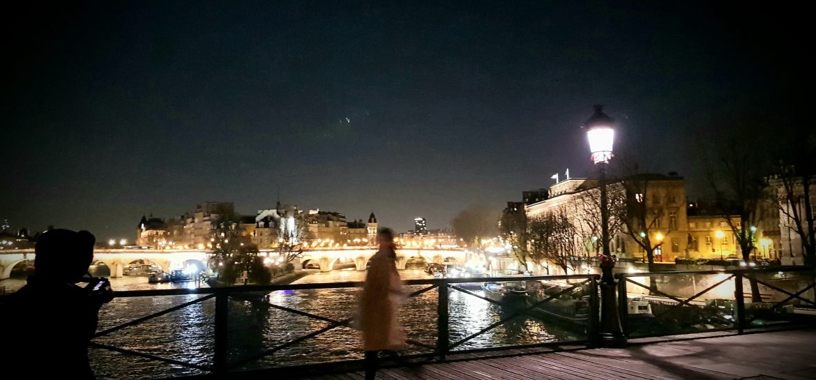 La marcheuse du Pont des arts