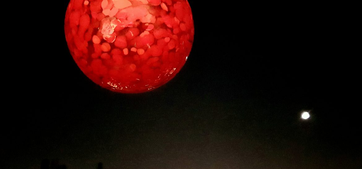 Boule rouge,  lune blanche