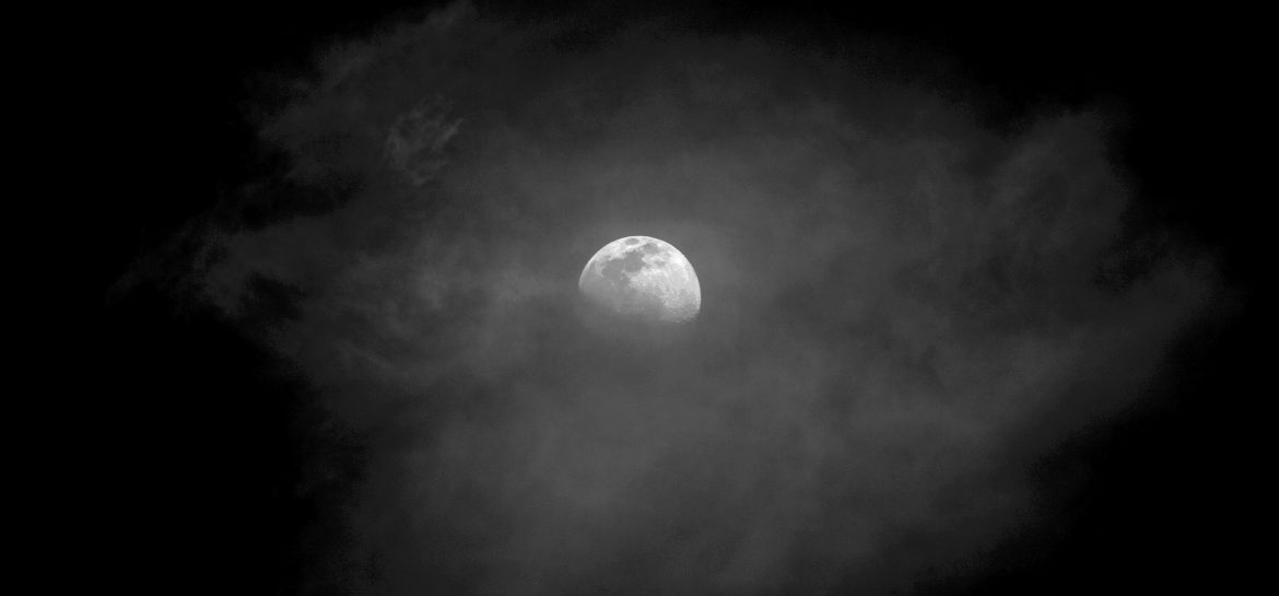 Lune émergeant des nuées