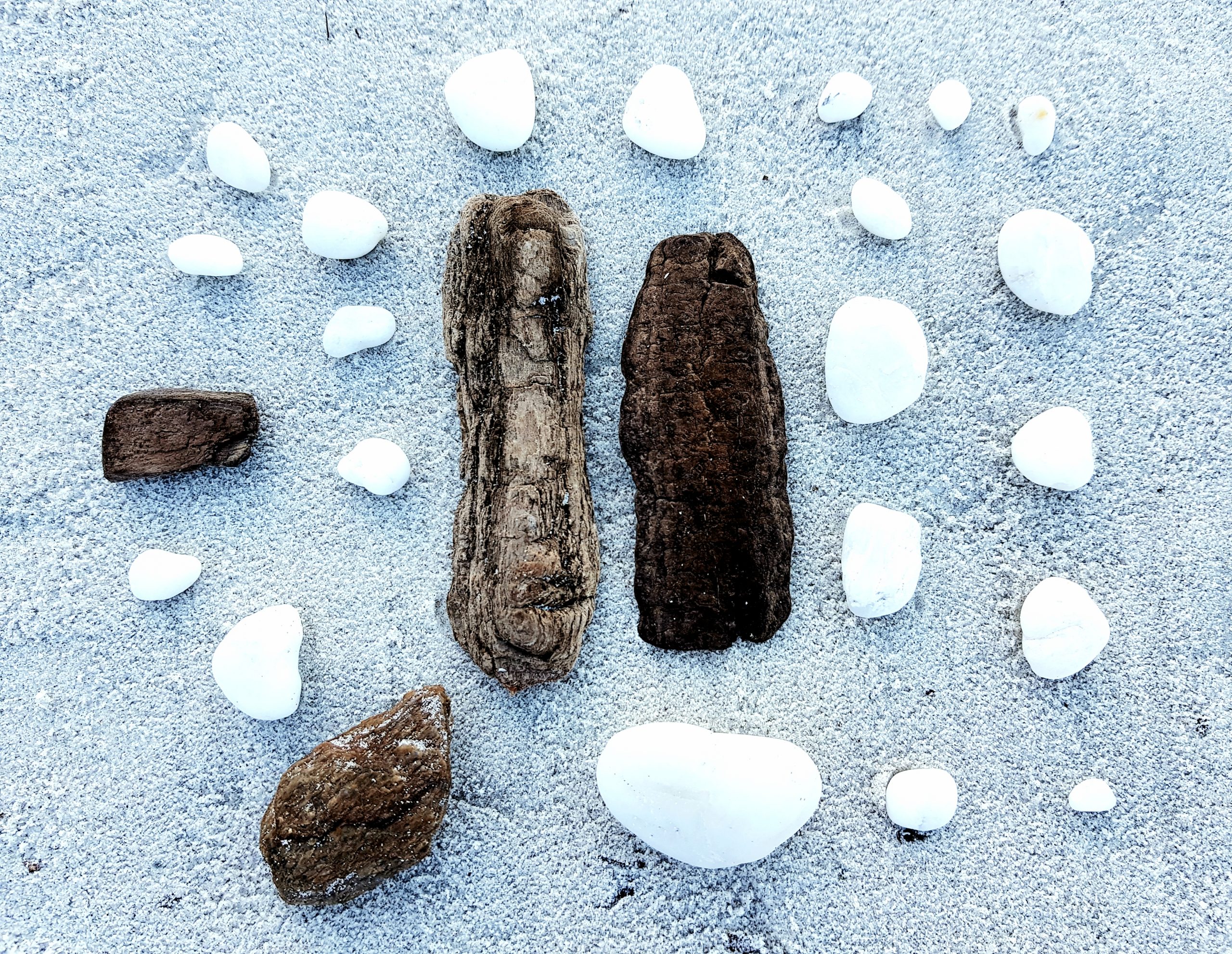 Bois, pierres, galets, sable