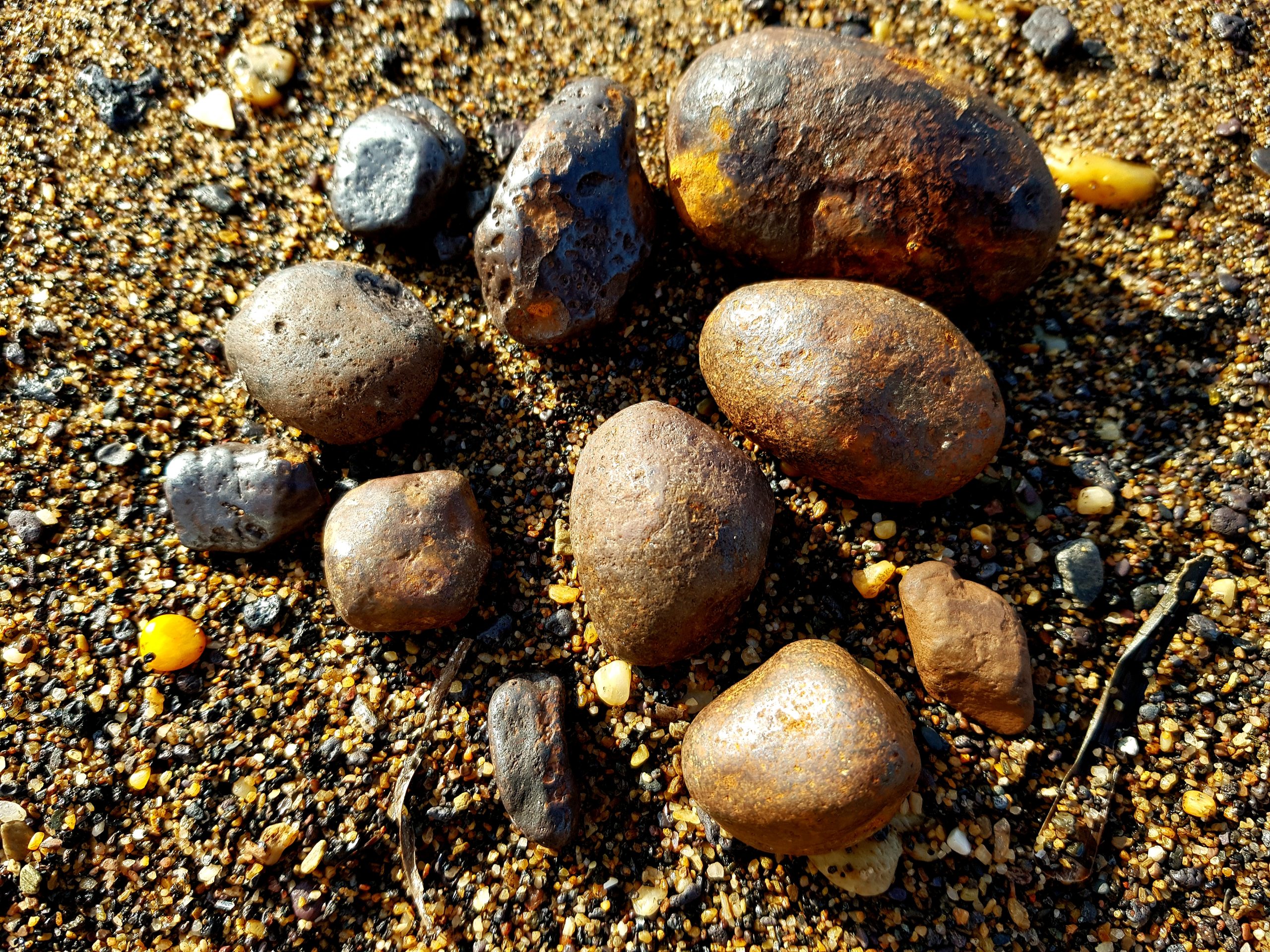 Nodules métalliques de la plage noire