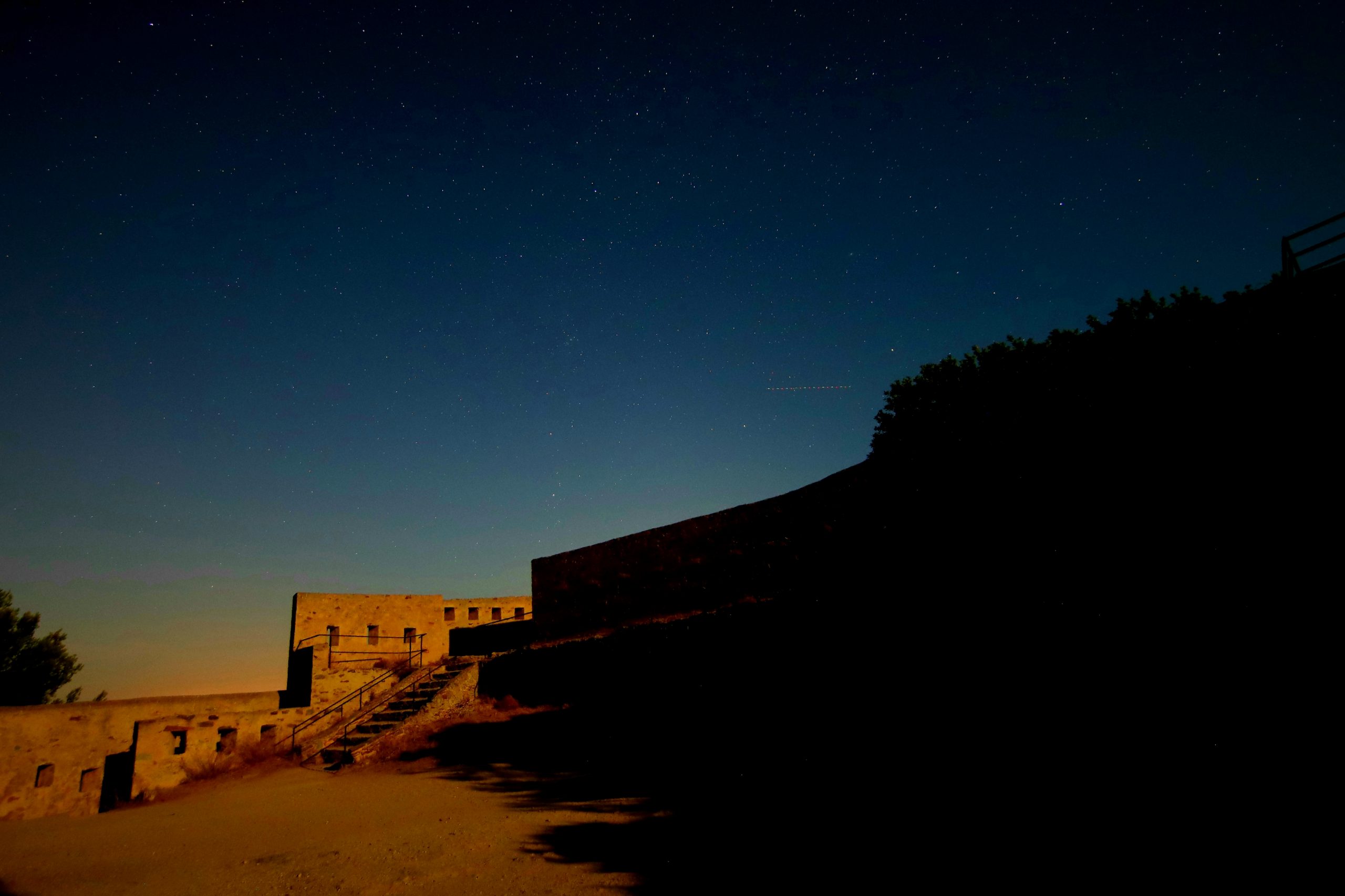 Grande cour du fort Sainte-Agathe dans la nuit 1