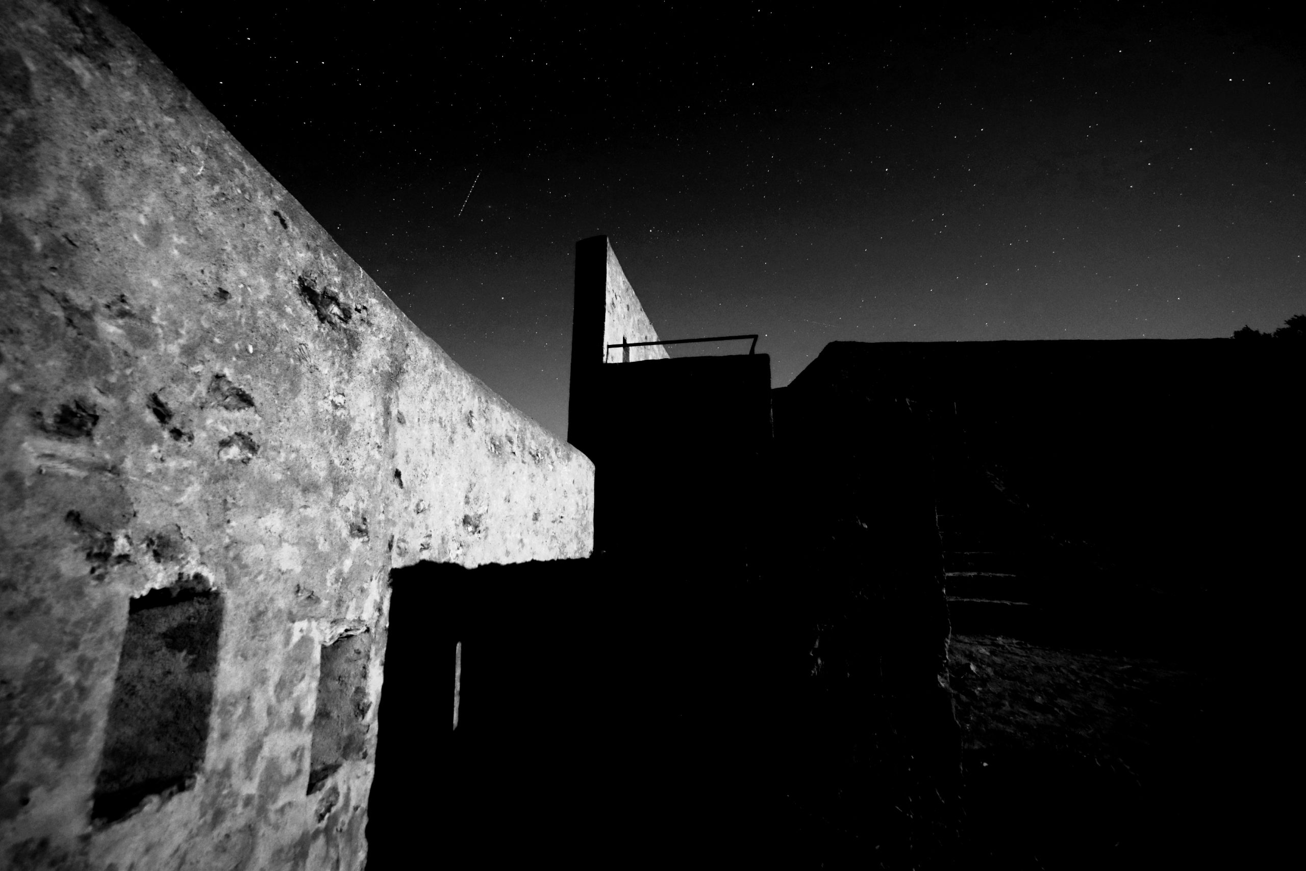 Entrée du fort Sainte-Agathe dans la nuit