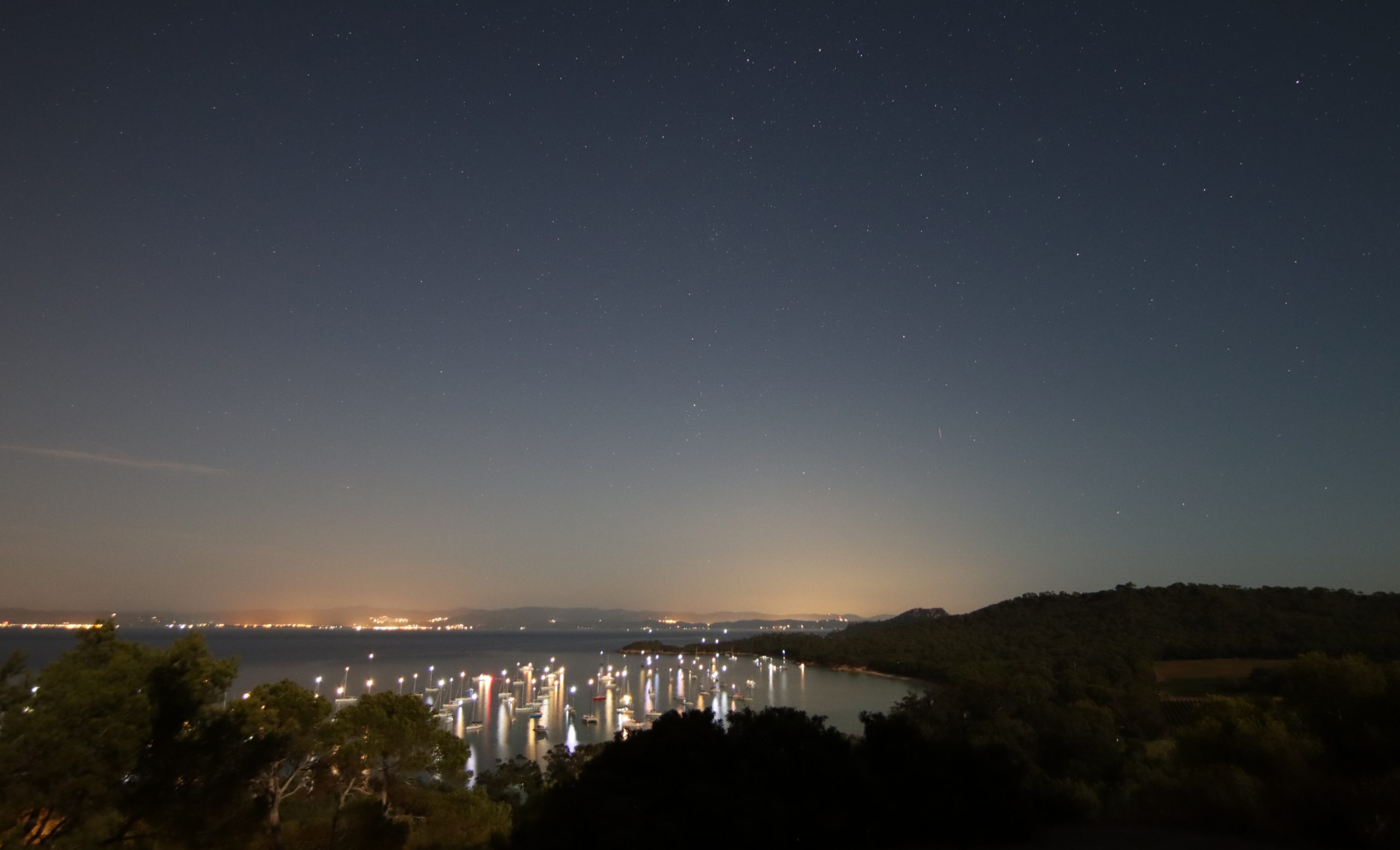 Baie de la Courtade aux étoiles (et à la galaxie d&rsquo;Andromède)