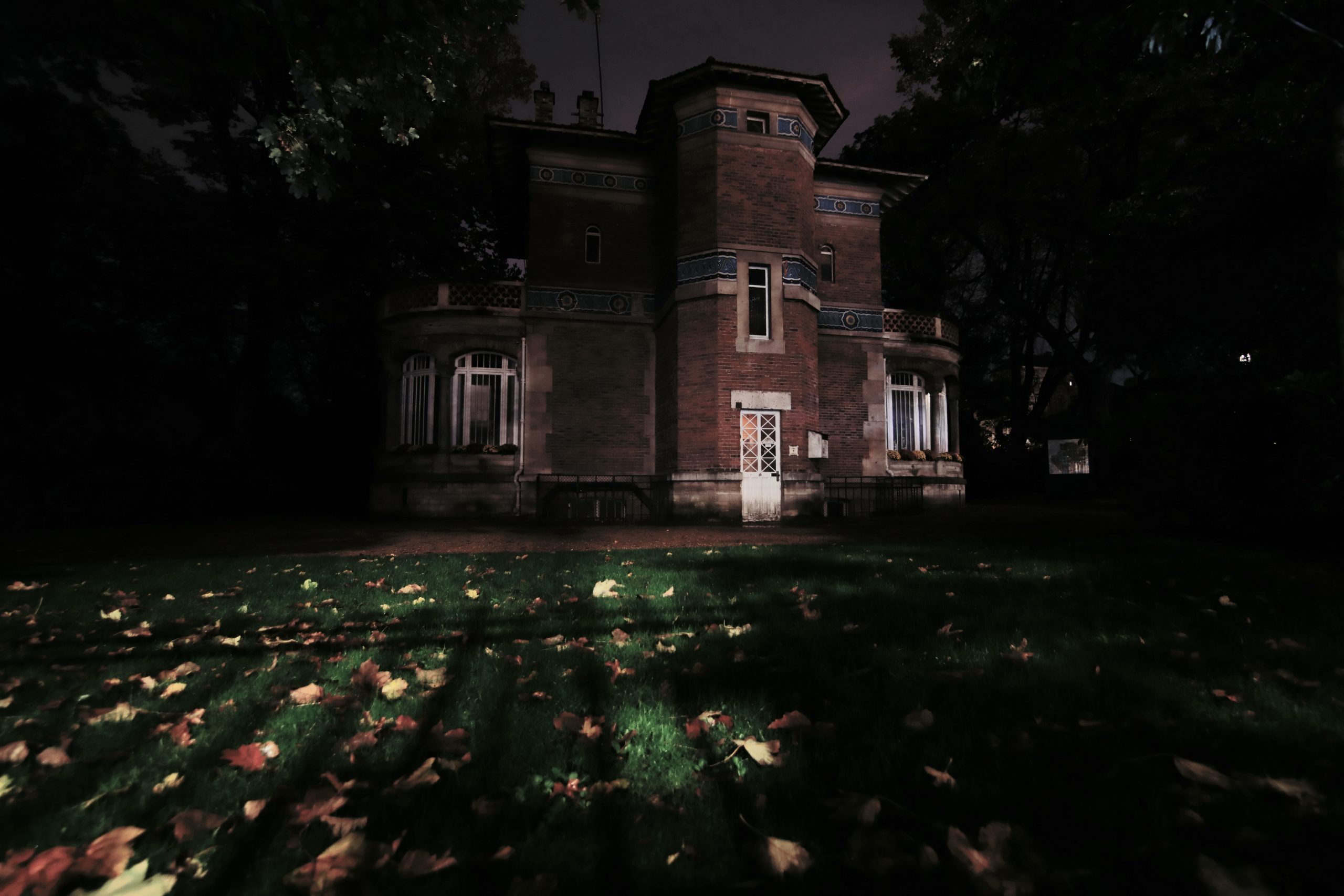 Maison dans la nuit