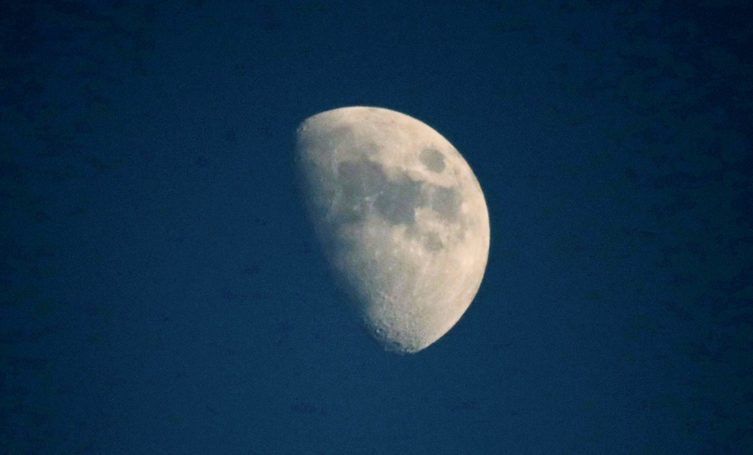 Lune dans le ciel bleu