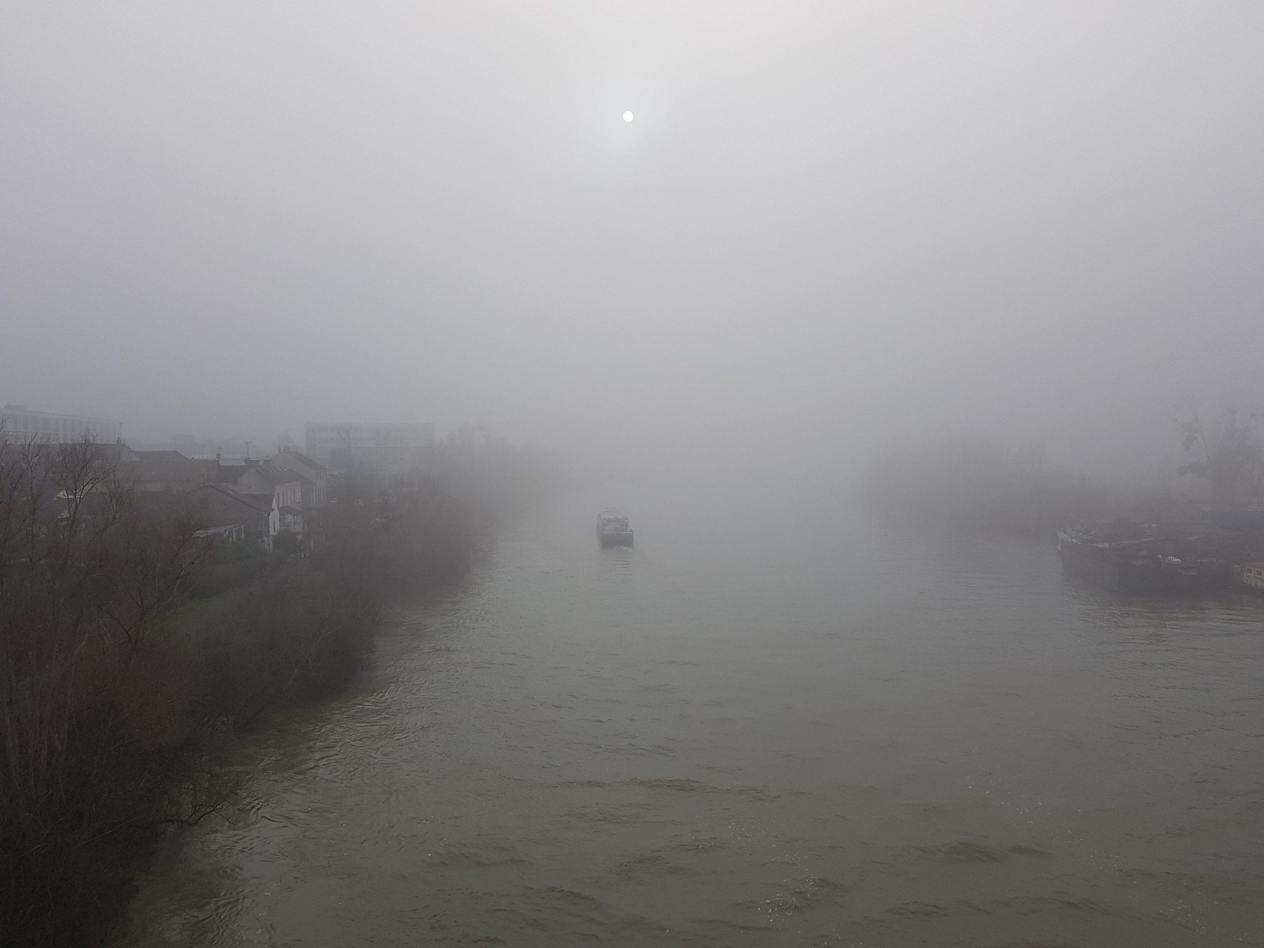 Péniche dans la brume