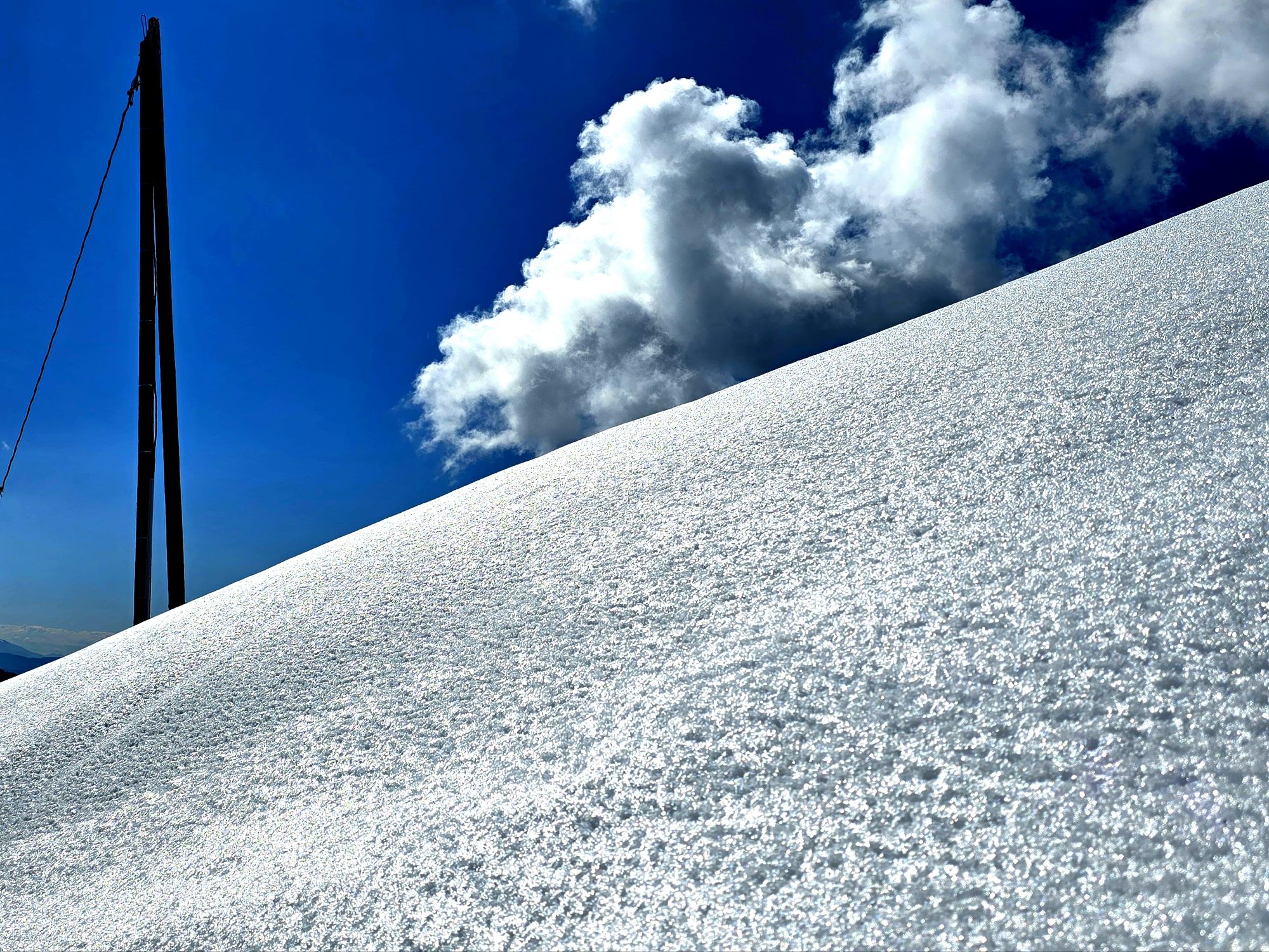 Neige nacrée,&nbsp; ciel et poteau