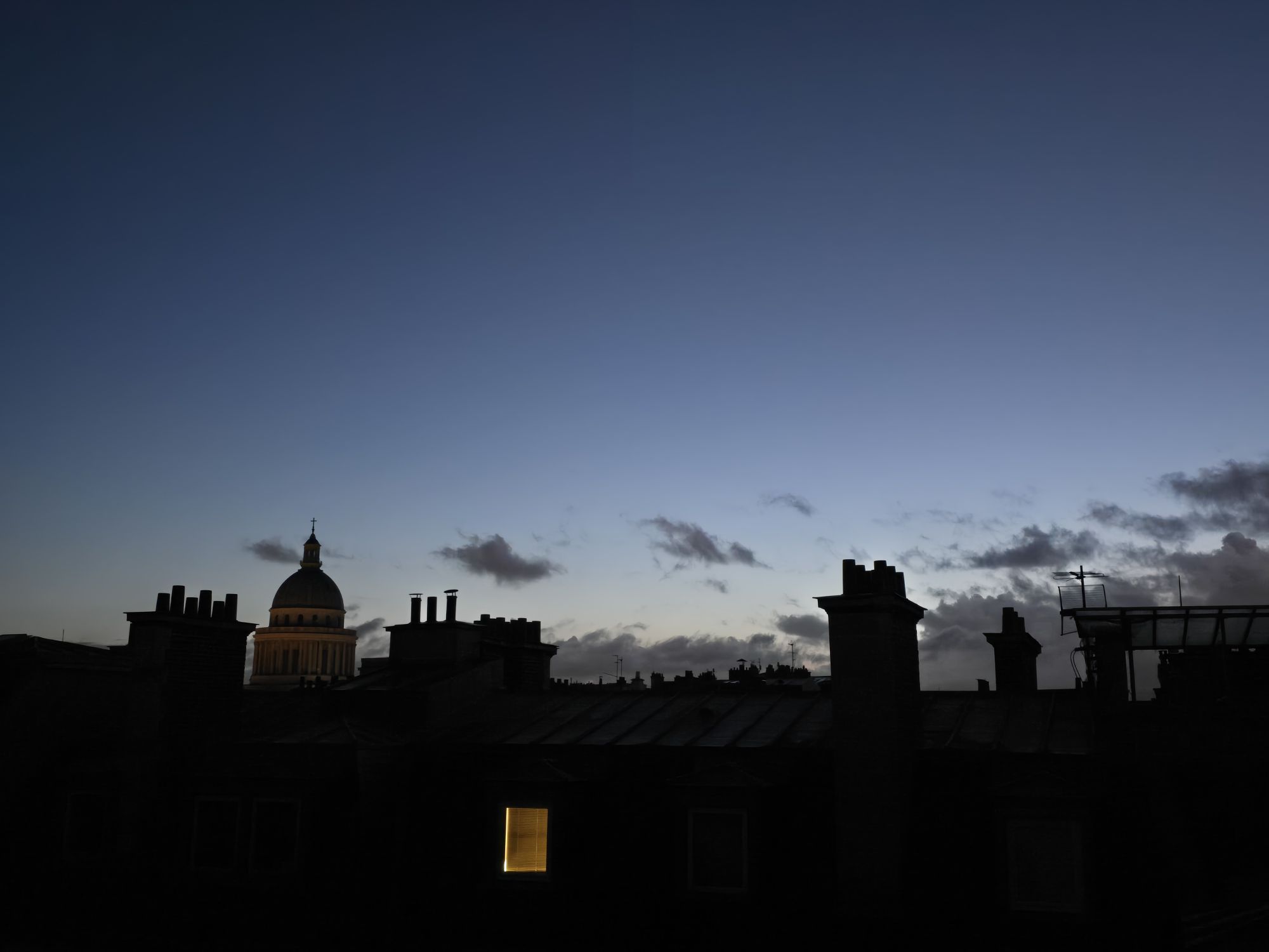 Fenêtre dans la nuit