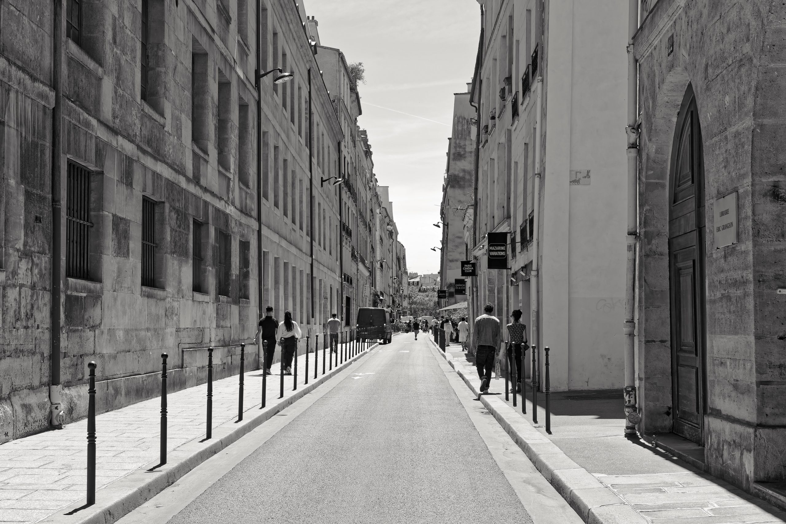 Rue Mazarine sous le soleil