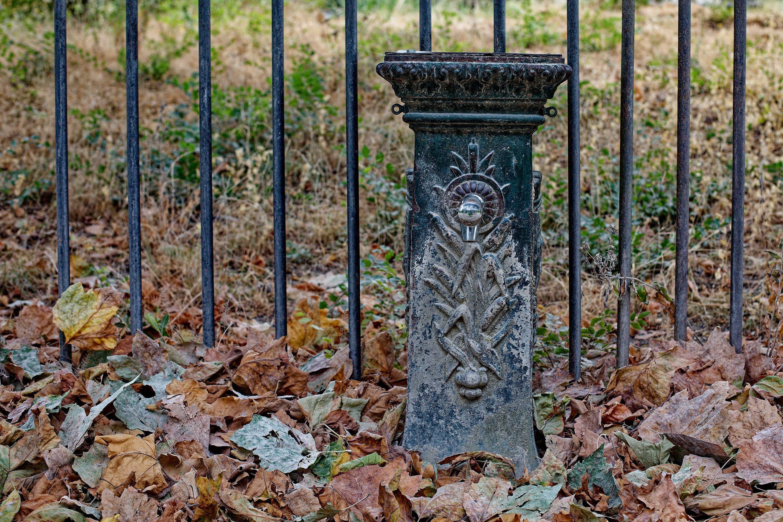 Borne fontaine abandonnée