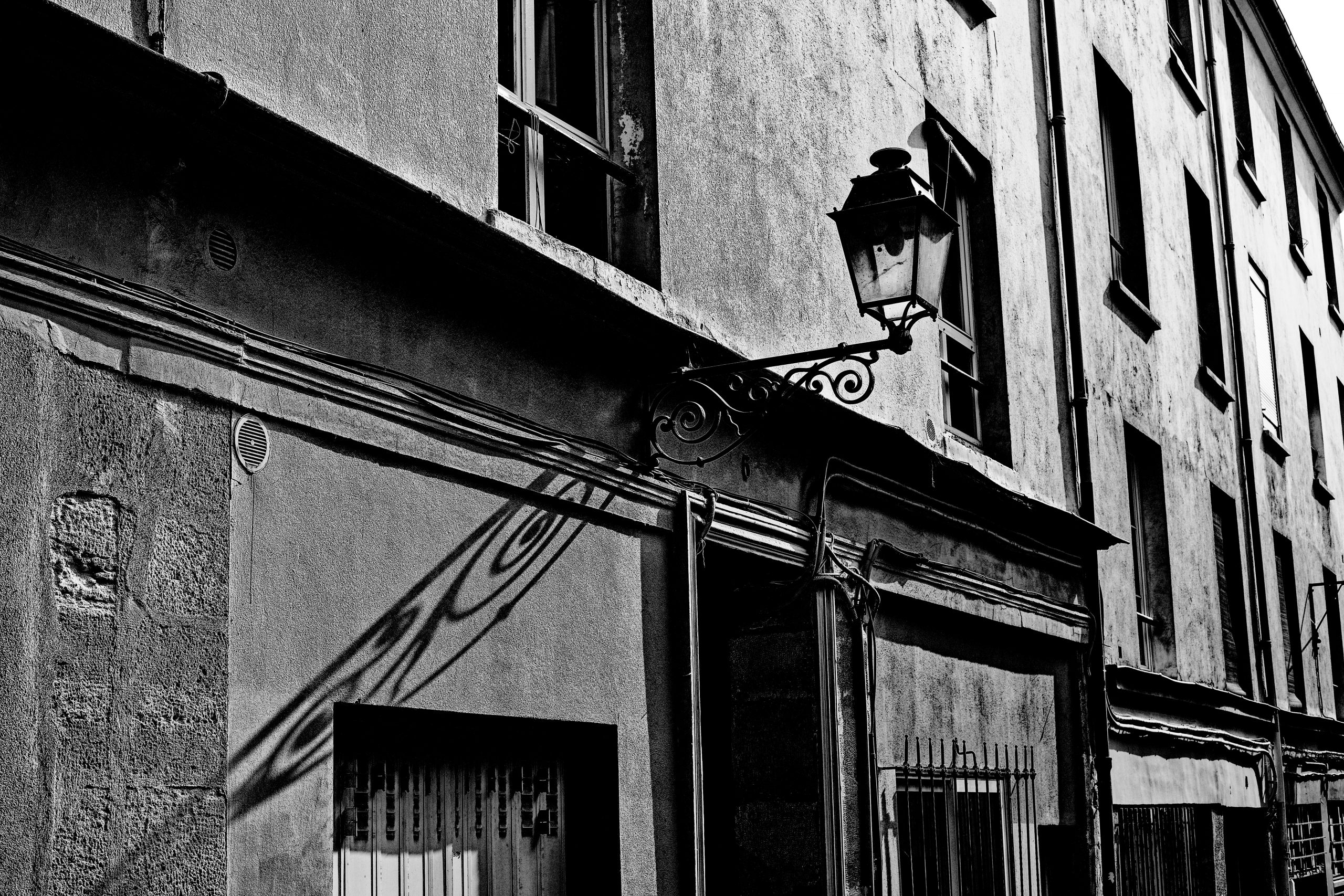 Le lampadaire et son ombre