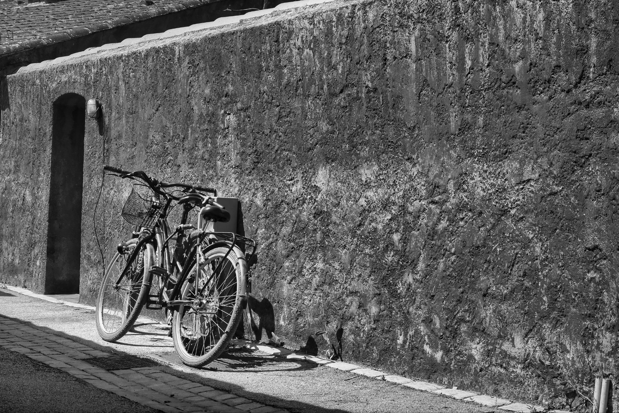 Le vélo sur le mur rouge